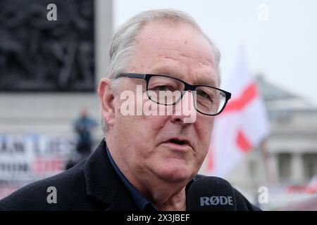 Londres, Royaume-Uni, 27 avril 2024. Le candidat maire de Londres pour le Parti réformiste britannique, Howard Cox, est interviewé lors de la manifestation de l'ULEZ à Trafalgar Square avant le vote du 2 mai. Crédit : onzième heure photographie/Alamy Live News Banque D'Images