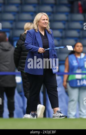 Londres, Royaume-Uni. 27 avril 2024. Emma Hayes, entraîneure-chef féminine de Chelsea, arrive au sol lors du match de deuxième manche de la demi-finale de la Ligue des Champions des femmes entre les femmes de Chelsea et les femmes de Barcelone à Stamford Bridge, Londres, Angleterre, le 27 avril 2024. Photo de Ken Sparks. Utilisation éditoriale uniquement, licence requise pour une utilisation commerciale. Aucune utilisation dans les Paris, les jeux ou les publications d'un club/ligue/joueur. Crédit : UK Sports pics Ltd/Alamy Live News Banque D'Images