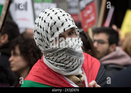 Westminster, Londres, Royaume-Uni. 27 avril 2024. Les manifestations organisées par la Palestine Solidarity Campaign défilent dans le centre de Londres, de la place du Parlement à Hyde Park. Le groupe pro-israélien Enough is Enough organisera une manifestation statique près de la marche alors qu'elle passe le long du centre commercial Pall Mall. Individualarrêté pour délit de vote de visage . Crédit : Newspics UK London/Alamy Live News Banque D'Images