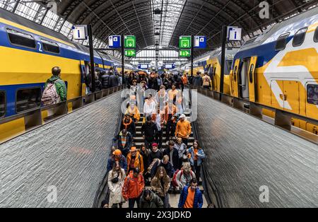 AMSTERDAM - les fêtards arrivent à la gare centrale pour célébrer la fête du Roi dans la capitale. ANP EVA PLEVIER pays-bas OUT - belgique OUT Banque D'Images