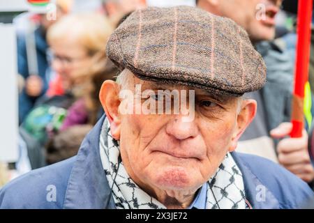 Londres, Royaume-Uni. 27 avril 2024. Un survivant de l'holocauste et sa famille disent "Stop teh Genocide" - Une manifestation palestinienne, appelant à un cessez-le-feu maintenant et à cesser d'armer Israël marche de la place du Parlement à Hyde Park. La population continue de répondre à l'assaut israélien à Gaza. Crédit : Guy Bell/Alamy Live News Banque D'Images