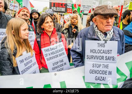 Londres, Royaume-Uni. 27 avril 2024. Un survivant de l'holocauste et sa famille disent "Stop teh Genocide" - Une manifestation palestinienne, appelant à un cessez-le-feu maintenant et à cesser d'armer Israël marche de la place du Parlement à Hyde Park. La population continue de répondre à l'assaut israélien à Gaza. Crédit : Guy Bell/Alamy Live News Banque D'Images