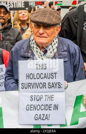 Londres, Royaume-Uni. 27 avril 2024. Un survivant de l'holocauste et sa famille disent "Stop teh Genocide" - Une manifestation palestinienne, appelant à un cessez-le-feu maintenant et à cesser d'armer Israël marche de la place du Parlement à Hyde Park. La population continue de répondre à l'assaut israélien à Gaza. Crédit : Guy Bell/Alamy Live News Banque D'Images