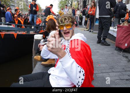 Amsterdam, pays-Bas. 27 avril 2024. Les gens célèbrent la fête du Roi sur le canal Prinsengracht le 27 avril 2024 à Amsterdam, pays-Bas. La fête du Roi (Koningsdag) est célébrée chaque année le 27 avril aux pays-Bas.(photo Paulo Amorim/Sipa USA) crédit : Sipa USA/Alamy Live News Banque D'Images