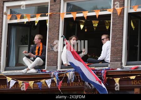 Amsterdam, pays-Bas. 27 avril 2024. Les gens célèbrent la fête du Roi sur le canal Prinsengracht le 27 avril 2024 à Amsterdam, pays-Bas. La fête du Roi (Koningsdag) est célébrée chaque année le 27 avril aux pays-Bas.(photo Paulo Amorim/Sipa USA) crédit : Sipa USA/Alamy Live News Banque D'Images