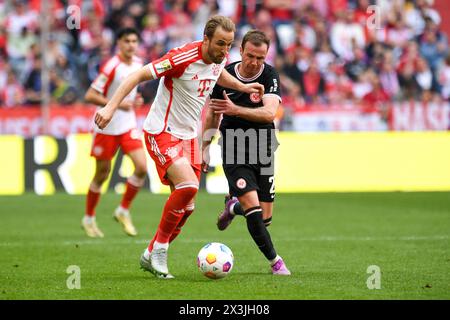 Munich, Allemagne. 27 avril 2024. MUNICH, ALLEMAGNE - AVRIL 27 : Harry Kane du Bayern Muenchen et Mario Goetze de l'Eintracht Francfort lors du match de Bundesliga entre le FC Bayern Muenchen et l'Eintracht Francfort à l'Allianz Arena le 27 avril 2024 à Munich, Allemagne.240427 SEPA 24 041 - 20240427 PD7001 crédit : APA-PictureDesk/Alamy Live News Banque D'Images