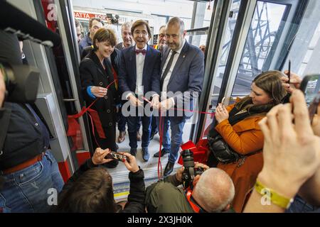 Huy, Belgique. 27 avril 2024. Ministre wallon des services publics, TIC, simplification administrative, allocations familiales, Tourisme, patrimoine et sécurité routière Valérie de Bue, le ministre wallon Président Elio Di Rupo et le ministre wallon des collectivités locales et du logement Christophe Collignon photographiés lors de l’inauguration du téléphérique, à Huy, samedi 27 avril 2024. BELGA PHOTO NICOLAS MAETERLINCK crédit : Belga News Agency/Alamy Live News Banque D'Images