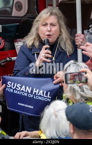 24/04/2024. Londres, Royaume-Uni. Susan Hall, candidate à la mairie de Londres du Parti conservateur, prononce un discours lors d'une manifestation anti-ULEZ à Trafalgar Square contre les accusations portées contre l'ULEZ et le maire de Londres Sadiq Khan. Les élections municipales de Londres ont lieu le 2 mai et les sondages d'opinion suggèrent que Sadiq Khan va gagner. Crédit photo : Ray Tang Banque D'Images