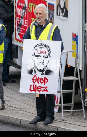 24/04/2024. Londres, Royaume-Uni. Des manifestants prennent part à une manifestation anti-ULEZ à Trafalgar Square contre les accusations portées contre l'ULEZ et le maire de Londres, Sadiq Khan. Les élections municipales de Londres auront lieu le 2 mai et les sondages d'opinion suggèrent que Sadiq Khan va gagner. Crédit photo : Ray Tang Banque D'Images