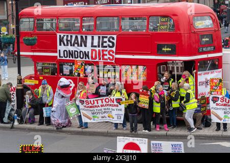 24/04/2024. Londres, Royaume-Uni. Des manifestants prennent part à une manifestation anti-ULEZ à Trafalgar Square contre les accusations portées contre l'ULEZ et le maire de Londres, Sadiq Khan. Les élections municipales de Londres auront lieu le 2 mai et les sondages d'opinion suggèrent que Sadiq Khan va gagner. Crédit photo : Ray Tang Banque D'Images