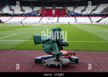 Londres, Royaume-Uni. 27 avril 2024. Une caméra de télévision lors du match West Ham United contre Liverpool EPL, au London Stadium, Londres, Royaume-Uni, le 27 avril 2024. Crédit : Paul Marriott/Alamy Live News Banque D'Images