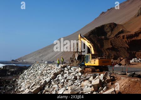 Une excavatrice Komatsu travaille sur un projet visant à améliorer l'accès routier et les installations de stationnement pour les grottes Cuevas de Anzota / Anzota, près d'Arica, Chili Banque D'Images