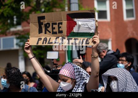 Washington, États-Unis. 26 avril 2024. Des gens participent à une manifestation pro-palestinienne à l'Université George Washington à Washington, DC, États-Unis, le 26 avril 2024. Crédit : Liu Jie/Xinhua/Alamy Live News Banque D'Images