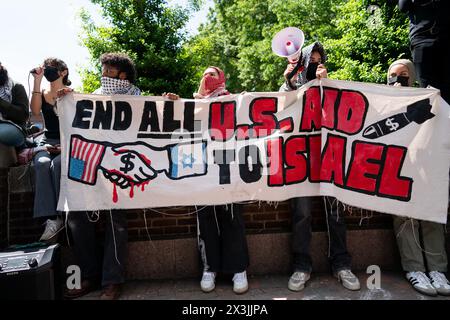 Washington, États-Unis. 26 avril 2024. Des gens participent à une manifestation pro-palestinienne à l'Université George Washington à Washington, DC, États-Unis, le 26 avril 2024. Crédit : Liu Jie/Xinhua/Alamy Live News Banque D'Images