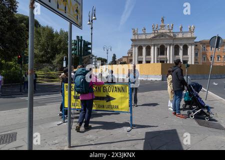 Rome, Italie. 27 avril 2024. Travaux en cours sur la Piazza San Giovanni à Rome pour le Jubilé de 2025 (photo de Matteo Nardone/Pacific Press) crédit : Pacific Press Media production Corp./Alamy Live News Banque D'Images