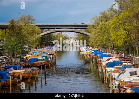 Petits bateaux amarrés à un canal en ville Banque D'Images