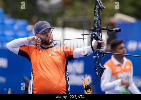 Shanghai, Chine. 27 avril 2024. Mike Schloesser, des pays-Bas, participe à la compétition par équipe composée masculine à Shanghai 2024 Coupe du monde de tir à l'arc étape 1 à Shanghai, Chine, le 27 avril 2024. Crédit : Wang Xiang/Xinhua/Alamy Live News Banque D'Images