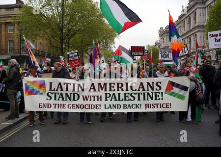 Londres, Londres, Royaume-Uni. 27 avril 2024. Des milliers de manifestants se sont rassemblés samedi dans le centre de Londres pour maintenir leurs appels à un cessez-le-feu immédiat à Gaza, alors que la guerre avec Israël approche de son septième mois. Les manifestants ont scandé « Palestine libre » et « cessez-le-feu maintenant » tout en marchant de la place du Parlement à Hyde Park. (Crédit image : © MD Akbar Ali/ZUMA Press Wire) USAGE ÉDITORIAL SEULEMENT! Non destiné à UN USAGE commercial ! Crédit : ZUMA Press, Inc/Alamy Live News Banque D'Images