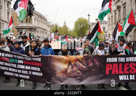 Londres, Londres, Royaume-Uni. 27 avril 2024. Des milliers de manifestants se sont rassemblés samedi dans le centre de Londres pour maintenir leurs appels à un cessez-le-feu immédiat à Gaza, alors que la guerre avec Israël approche de son septième mois. Les manifestants ont scandé « Palestine libre » et « cessez-le-feu maintenant » tout en marchant de la place du Parlement à Hyde Park. (Crédit image : © MD Akbar Ali/ZUMA Press Wire) USAGE ÉDITORIAL SEULEMENT! Non destiné à UN USAGE commercial ! Crédit : ZUMA Press, Inc/Alamy Live News Banque D'Images