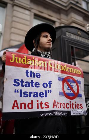 Londres, Londres, Royaume-Uni. 27 avril 2024. Des milliers de manifestants se sont rassemblés samedi dans le centre de Londres pour maintenir leurs appels à un cessez-le-feu immédiat à Gaza, alors que la guerre avec Israël approche de son septième mois. Les manifestants ont scandé « Palestine libre » et « cessez-le-feu maintenant » tout en marchant de la place du Parlement à Hyde Park. (Crédit image : © MD Akbar Ali/ZUMA Press Wire) USAGE ÉDITORIAL SEULEMENT! Non destiné à UN USAGE commercial ! Crédit : ZUMA Press, Inc/Alamy Live News Banque D'Images