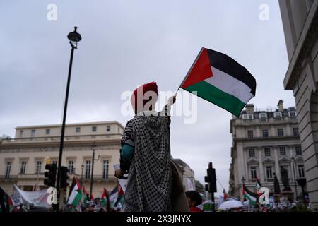 Londres, Londres, Royaume-Uni. 27 avril 2024. Des milliers de manifestants se sont rassemblés samedi dans le centre de Londres pour maintenir leurs appels à un cessez-le-feu immédiat à Gaza, alors que la guerre avec Israël approche de son septième mois. Les manifestants ont scandé « Palestine libre » et « cessez-le-feu maintenant » tout en marchant de la place du Parlement à Hyde Park. (Crédit image : © MD Akbar Ali/ZUMA Press Wire) USAGE ÉDITORIAL SEULEMENT! Non destiné à UN USAGE commercial ! Crédit : ZUMA Press, Inc/Alamy Live News Banque D'Images