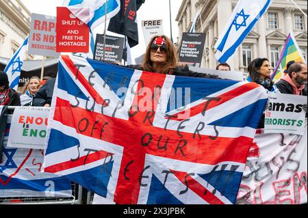 Londres, Royaume-Uni. 27 avril 2024. Les partisans pro-israéliens de Enough is Enough se rassemblent à Waterloo place pour contrer la marche nationale pro-palestinienne qui passe par là. Crédit : Andrea Domeniconi/Alamy Live News Banque D'Images