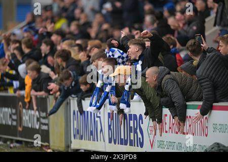 Colchester Essex, Royaume-Uni. 27 avril 2024. Joyeux fans de Colchester lors du match Colchester United vs Crew Alexandra, Sky Bet League Two au JobServe Community Stadium Colchester Essex UK. Cette image est RÉSERVÉE à UN USAGE ÉDITORIAL. Licence exigée du Football DataCo pour toute autre utilisation. Crédit : MARTIN DALTON/Alamy Live News Banque D'Images