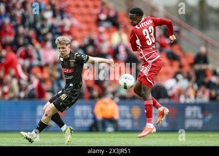 Liège, Belgique. 27 avril 2024. Robert-Jan Vanwesemael de STVV et Hakim Sahabo de Standard se battent pour le ballon lors d'un match de football entre Standard de Liège et K Sint-Truiden VV, samedi 27 avril 2024 à Liège, le jour 6 (sur 10) des Play-offs d'Europe de la première division 'Jupiler Pro League' 2023-2024 du championnat belge. BELGA PHOTO BRUNO FAHY crédit : Belga News Agency/Alamy Live News Banque D'Images