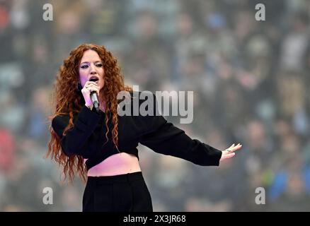 Twickenham, Royaume-Uni. 27 avril 2024. Premier rugby. Harlequins V Northampton Saints. Stade de Twickenham. Twickenham. Jess Glynne se produit avant le match de rugby Harlequins V Northampton Saints Gallagher Premiership. Le grand coup d'envoi de l'été. Crédit : Sport in Pictures/Alamy Live News Banque D'Images