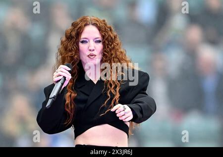 Twickenham, Royaume-Uni. 27 avril 2024. Premier rugby. Harlequins V Northampton Saints. Stade de Twickenham. Twickenham. Jess Glynne se produit avant le match de rugby Harlequins V Northampton Saints Gallagher Premiership. Le grand coup d'envoi de l'été. Crédit : Sport in Pictures/Alamy Live News Banque D'Images