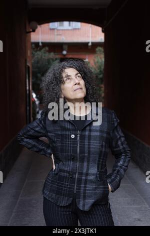 Portrait de Maria Grazia Calandrone dans la cour de Viale Monza où ses parents vivaient au début des années 1960 à Milan. 21/02/2024 ©Isabella de Maddalena/opale.photo Banque D'Images