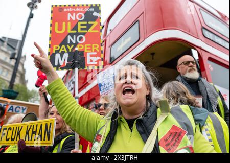 Londres, Royaume-Uni. 27 avril 2024. Des manifestants anti-ULEZ se rassemblent à Trafalgar Square pour scander contre Sadiq Khan et la zone à très faibles émissions. Crédit : Andrea Domeniconi/Alamy Live News Banque D'Images