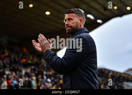 27 avril 2024 ; stade Molineux, Wolverhampton, West Midlands, Angleterre; premier League Football, Wolverhampton Wanderers contre Luton Town ; le manager de Luton Town Rob Edwards applaudit les fans itinérants après le coup de sifflet final Banque D'Images