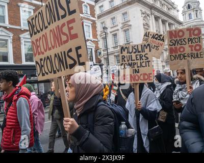 Londres, Royaume-Uni. 27 avril 2024. Plusieurs milliers de personnes défilent pacifiquement à travers Londres de Parliament Square à Hyde Park dans une autre grande manifestation exigeant un cessez-le-feu permanent immédiat et la fin des ventes d'armes britanniques à Israël, appelant à une Palestine libre. Beaucoup portaient des affiches s'identifiant comme juifs. Israël utilise des armes, des technologies de surveillance et des équipements militaires britanniques dans les attaques qui ont dévasté Gaza et tué plus de 34 000 personnes, dont plus de 14 500 enfants depuis le 7 octobre. Peter Marshall/Alamy Live News Banque D'Images