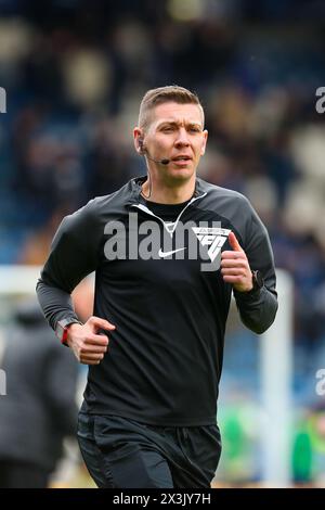 John Smith's Stadium, Huddersfield, Angleterre - 27 avril 2024 arbitre Matthew Donohue - avant le match Huddersfield Town v Birmingham City, Sky Bet Championship, 2023/24, John Smith's Stadium, Huddersfield, Angleterre - 27 avril 2024 crédit : Mathew Marsden/WhiteRosePhotos/Alamy Live News Banque D'Images