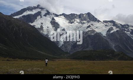 Randonnée enneigée montagnes enneigées à Mount Cook, Nouvelle-Zélande Banque D'Images
