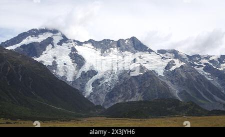 Randonnée enneigée montagnes enneigées à Mount Cook, Nouvelle-Zélande Banque D'Images