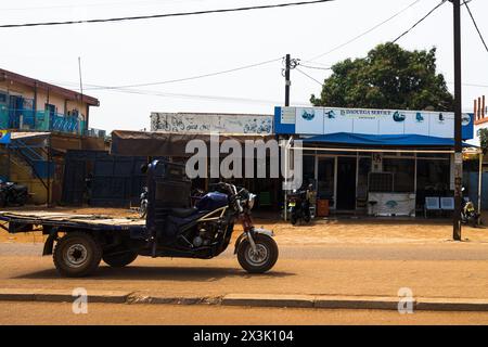 camion moto garé devant les commerces locaux, ouagadougo, burkina faso Banque D'Images