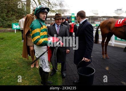 L'entraîneur Jonjo O'Neill (au centre) avec son fils et jockey Jonjo O'Neill Jr après la barrière de handicap bet365 le jour de la finale de saut bet365 à l'hippodrome de Sandown Park, Esher. Date de la photo : samedi 27 avril 2024. Banque D'Images