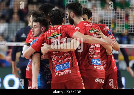 Vérone, Italie. 27 avril 2024. Cucine Lube Civitanova Team célèbre après avoir marqué un point lors du match entre Rana Verona et Cucine Lube Civitanova, dernier match de la Challenge Cup of Superlega Italian Volleball Championship 2023/2024 à Pala AGSM-AIM le 27 avril 2024, Vérone, Italie. Crédit : Agence photo indépendante/Alamy Live News Banque D'Images