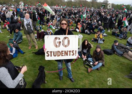 Londres, Royaume-Uni. 27 avril 2024. Une femme tient une pancarte déclarant "allez étudiants!" - Une référence à des manifestations étudiantes fortement policières aux États-Unis - alors que de grandes foules de partisans de la Palestine se rassemblent à Hyde Park appelant à un cessez-le-feu et à la fin du soutien britannique et américain au siège, au bombardement et à l'invasion de Gaza par Israël suite à une attaque par des militants du Hamas. La manifestation était la treizième marche nationale contre la guerre d'Israël contre Gaza, qui a commencé en octobre 2023 et a été décrite par l'érudit de l'Holocauste Raz Segal comme un « cas classique de génocide ». Crédit : Ron Fassbender/Alamy Live News Banque D'Images