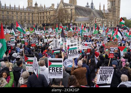 Londres, Royaume-Uni. 27 avril 2024. Des milliers de manifestants se sont rassemblés samedi dans le centre de Londres pour maintenir leurs appels à un cessez-le-feu immédiat à Gaza, alors que la guerre avec Israël approche de son septième mois. Les manifestants ont scandé « Palestine libre » et « cessez-le-feu maintenant » tout en marchant de la place du Parlement à Hyde Park. (Crédit image : © MD Akbar Ali/ZUMA Press Wire) USAGE ÉDITORIAL SEULEMENT! Non destiné à UN USAGE commercial ! Banque D'Images