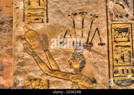 Relief sur le pilier carré, tombe de Ramses III, KV #11, Vallée des Rois, site du patrimoine mondial de l'UNESCO, Louxor, Égypte Banque D'Images