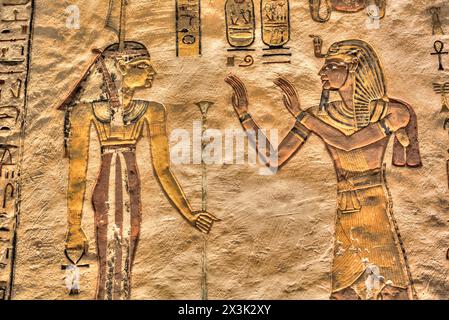 Déesse Isis (L) et Pharaon (R), tombe de Ramses V & VI, KV9, Vallée des Rois, site classé au patrimoine mondial de l'UNESCO, Louxor, Égypte Banque D'Images