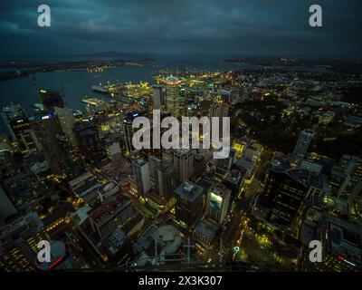 Admirez la vue imprenable sur le paysage urbain de Melbourne depuis les hauteurs. Banque D'Images