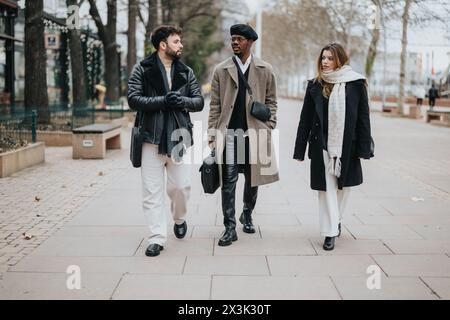 Divers collègues marchant ensemble dans un paysage urbain Banque D'Images