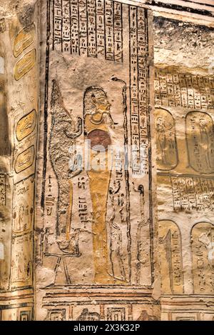 Reliefs, Pharaon sur pilier carré, tombe de Ramses V & VI, KV9, Vallée des Rois, site classé au patrimoine mondial de l'UNESCO, Louxor, Égypte Banque D'Images