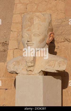 La tête coupée d'une statue d'Hatshepsout au temple mortuaire d'Hatshepsout à Deir el-Bahari (gouvernorat de Louxor), en Égypte Banque D'Images