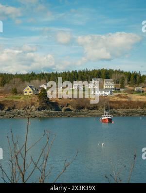 Bateaux dans la petite rivière dans le port de Cutler, Maine Banque D'Images