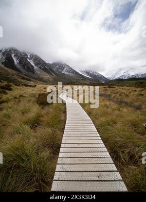 Explorez la piste époustouflante de Hooker Valley avec ses montagnes enneigées en Nouvelle-Zélande, où la beauté de la nature ne connaît pas de limites Banque D'Images